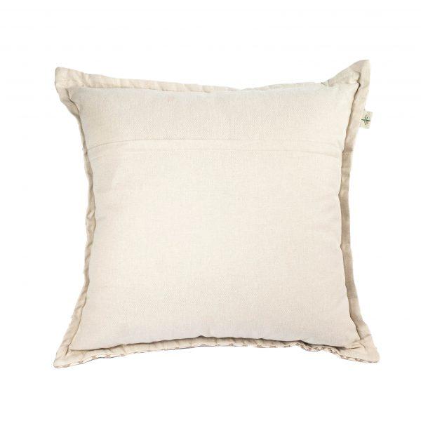ALMOFADA OFF WHITE COM BORDADO EM LOSANGO NA FRENTE - Image 2