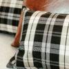 ALMOFADA BAGUETE CHESS PRETO E BEGE - 50X30 - Imagem 2