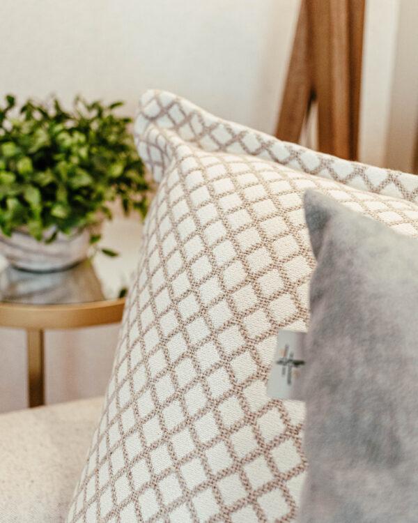 ALMOFADA OFF WHITE COM BORDADO EM LOSANGO NA FRENTE - Image 3