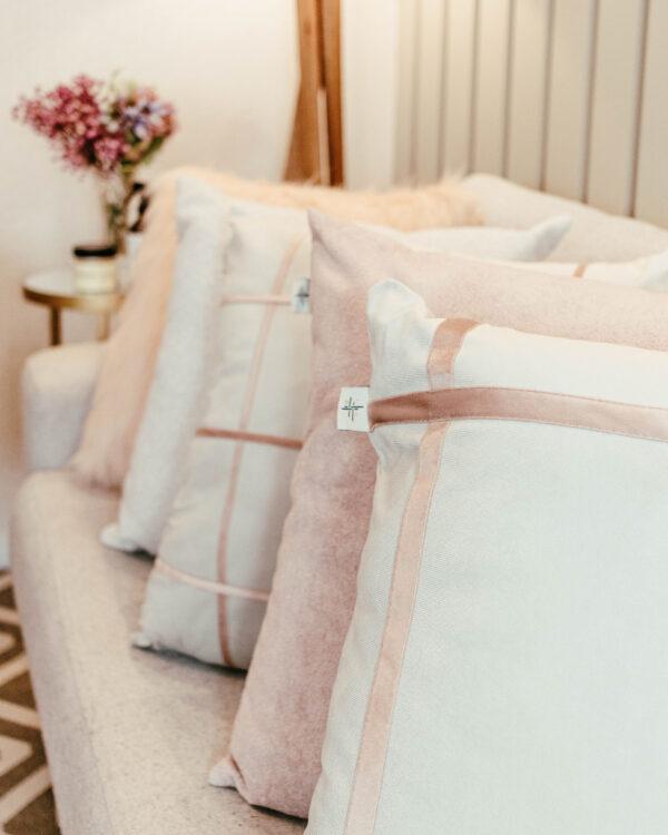 ALMOFADA VELUDO CINZA COM DETALHE ROSÉ QUADRICULADO - Image 2